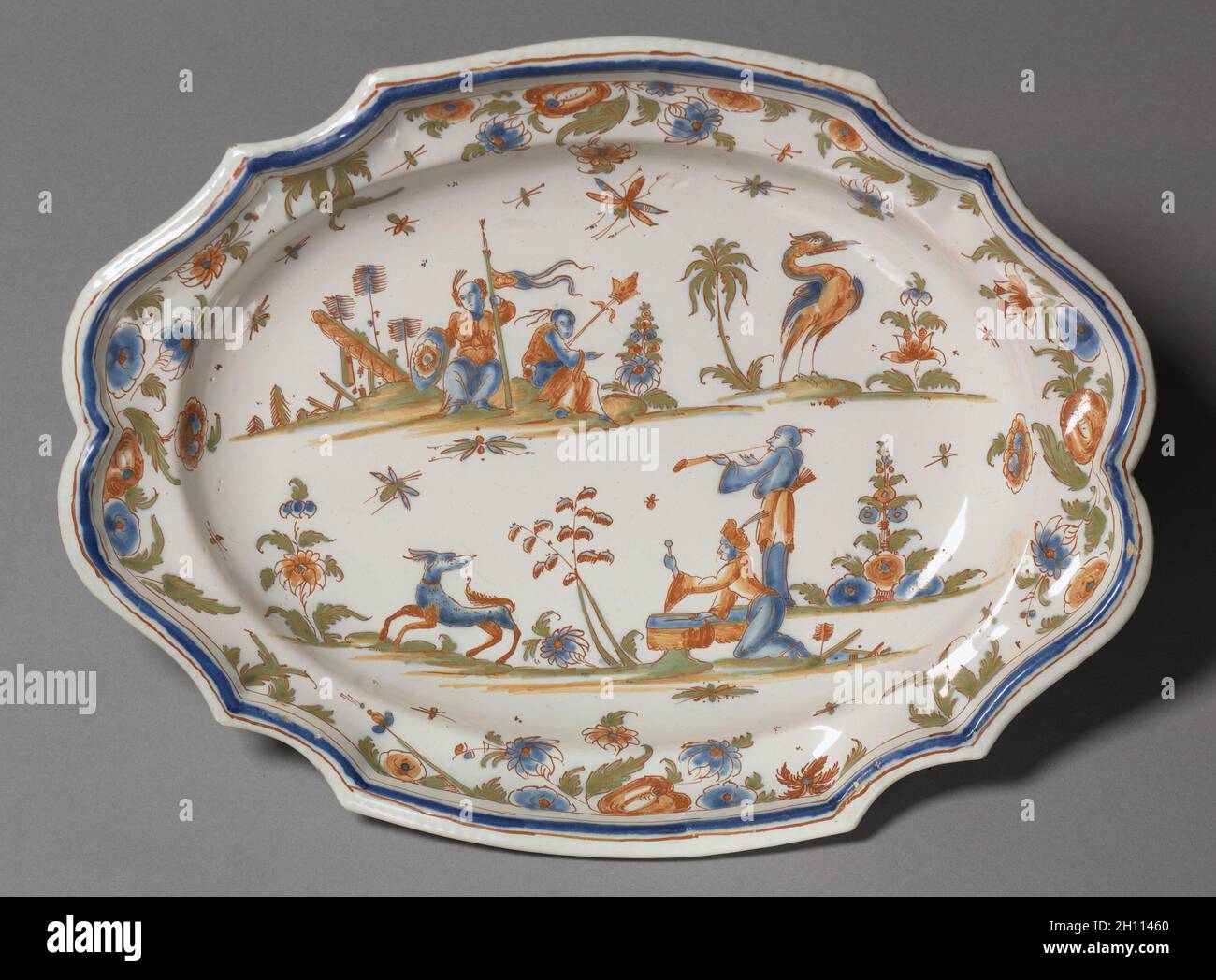 Plato, c. 1740. Francia, Lyon, el siglo de mid-18th. Tin- eathenware acristalado (de loza) con decoración de esmalte; total: 36,2 x 27,3 cm (14 1/4 x 10 3/4 pulg.). Foto de stock