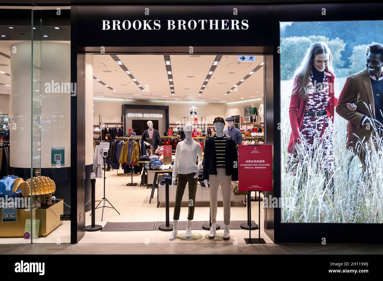 Hong Kong, China. 1st Oct, 2021. de ropa americana para hombres, Brooks Brothers, tienda en el distrito de Tung Chung en Kong. (Imagen de crédito: © Budrul Images via