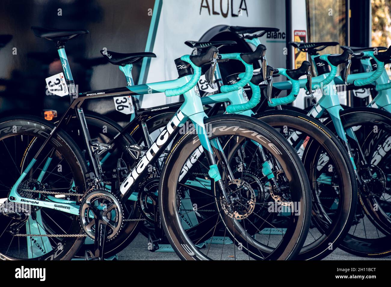 ZAGREB, CROACIA - 03 de de 2021: Bianchi bicicletas profesionales de carreras equipo de bicicletas esperando a los jinetes antes de la carrera Fotografía de stock - Alamy