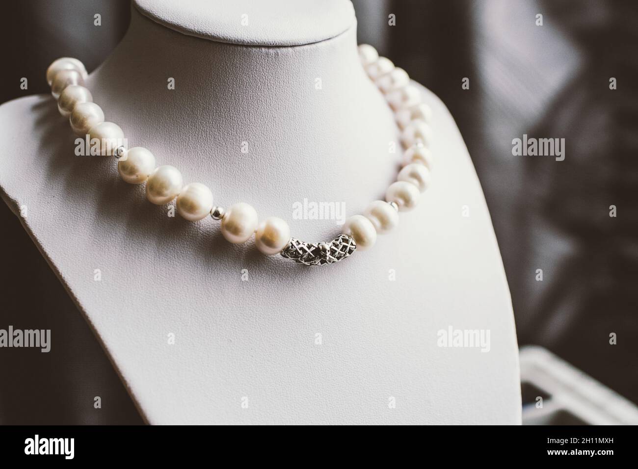 Busto de exhibición de joyas con collar de perlas blancas fotografías e  imágenes de alta resolución - Alamy