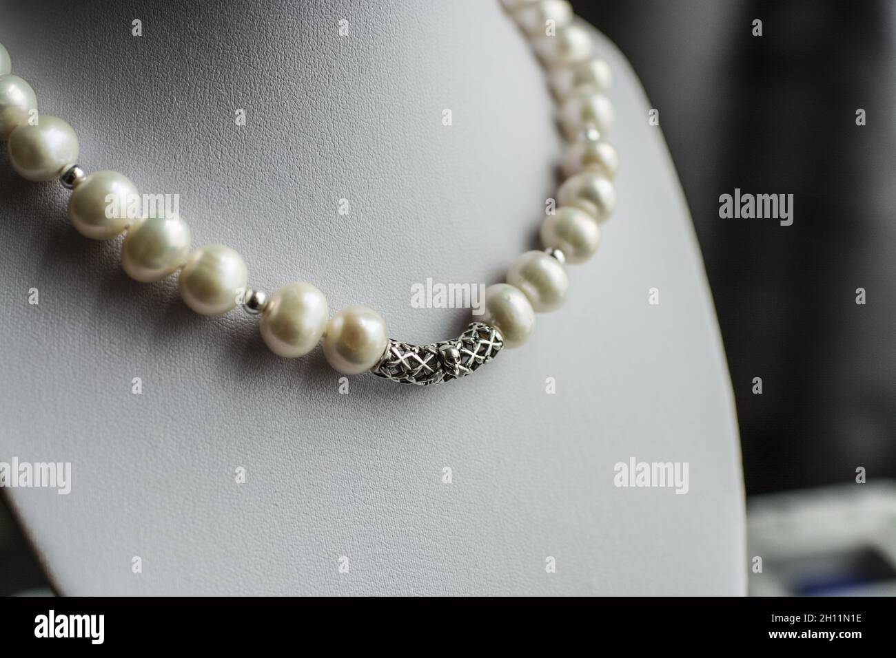 bisutería busto con collar de perlas blancas Fotografía de stock - Alamy