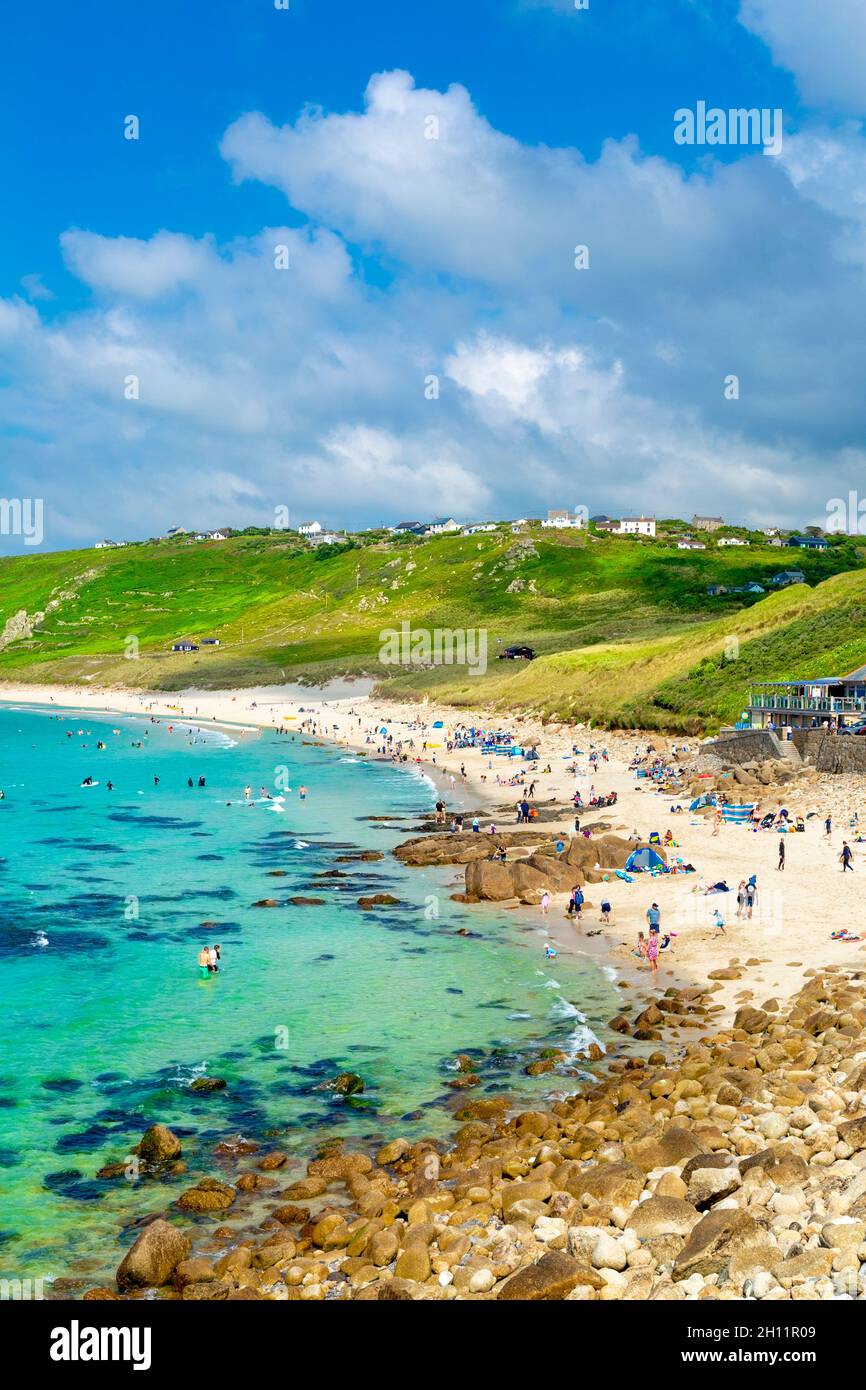 Playa y agua de mar azul en Sennen Cove, Sennen, Penwith Pencon Peninsula, Cornwall, Reino Unido Foto de stock