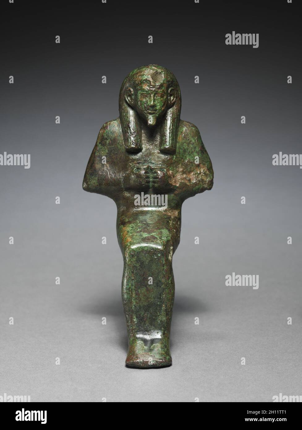 Estatuilla de sentado Dios, probablemente Osiris-lah, 664-525 A.C. Egipto, Periodo Tardío, dinastía 26 o posterior. Bronce fundido sólido; total: 15,7 x 7 x 8 cm (6 3/16" x 2 3/4" x 3 1/8"). Foto de stock