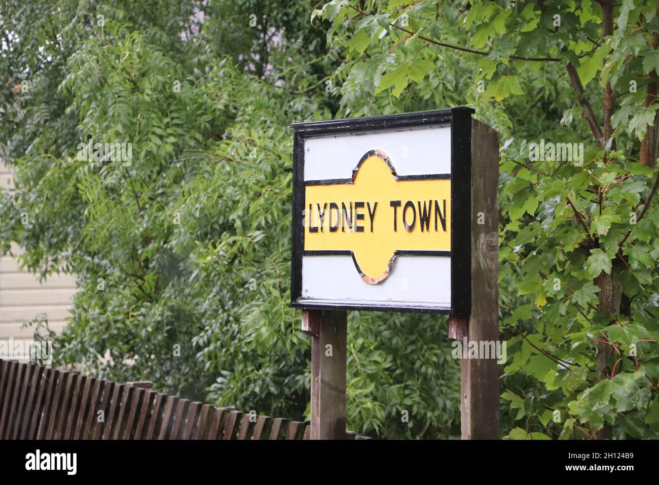 Una pequeña señal de estación para una pequeña estación. Lydney Ciudad. Foto de stock
