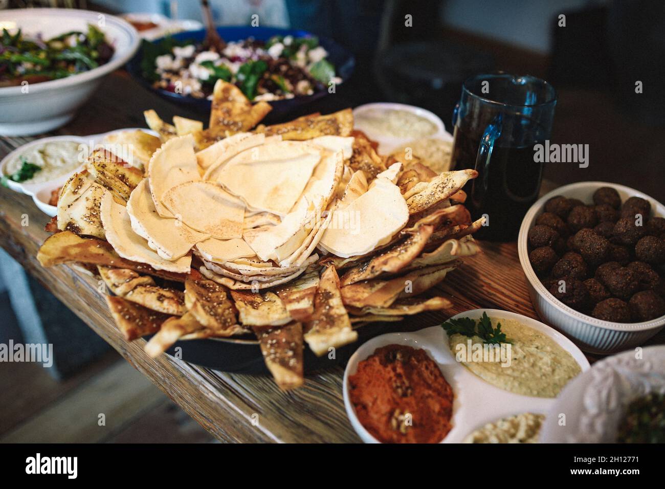 Mesa con comida libanesa Fotografía de stock - Alamy