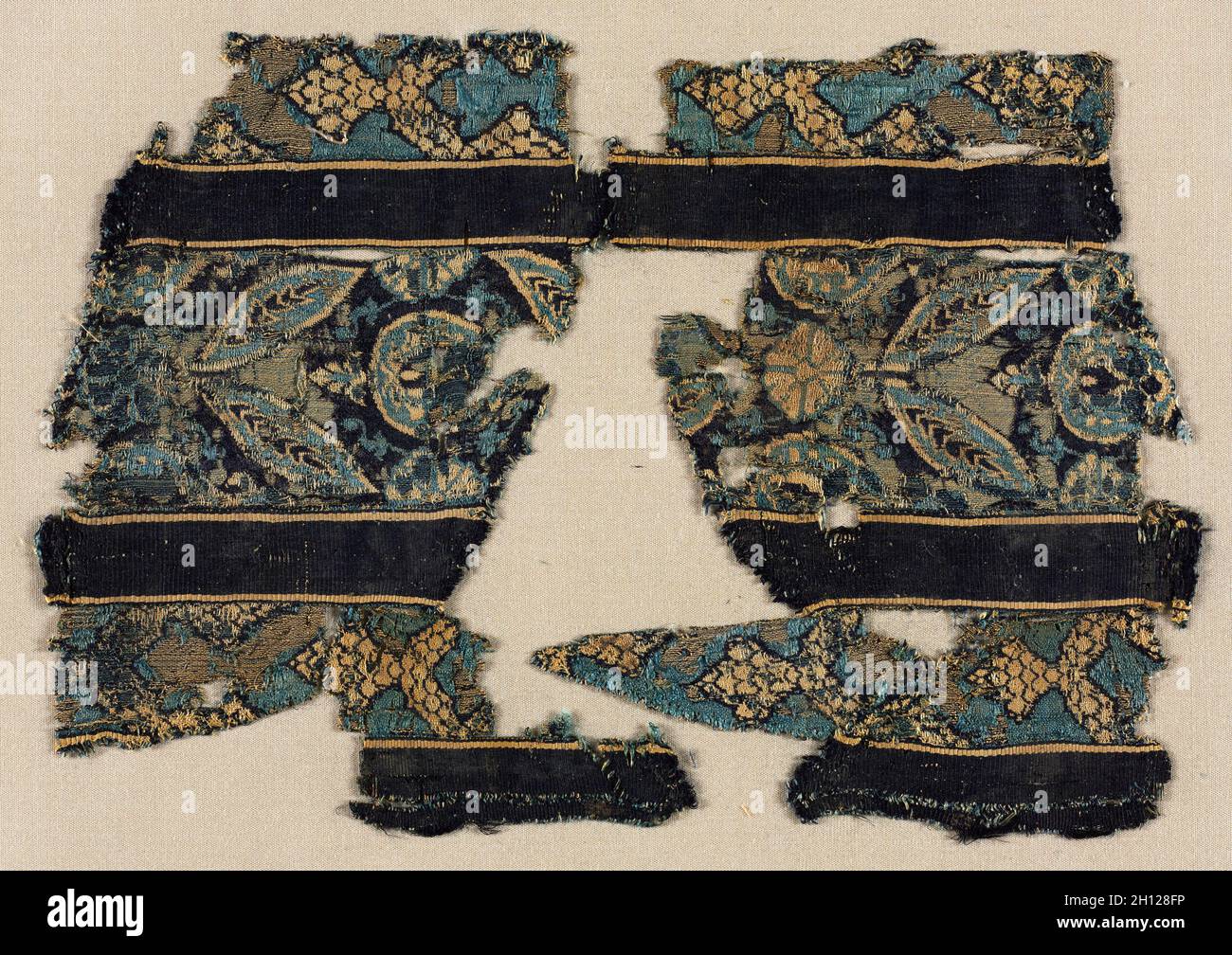 Fragmento de textil, probablemente parte de una prenda de vestir, 1300s -  1400s. Egipto, período Mamluke, 1300S-1400s. Doble tejido de tela; seda;  total: 21 x 17,1 cm (8 1/4 x 6 3/4 in Fotografía de stock - Alamy