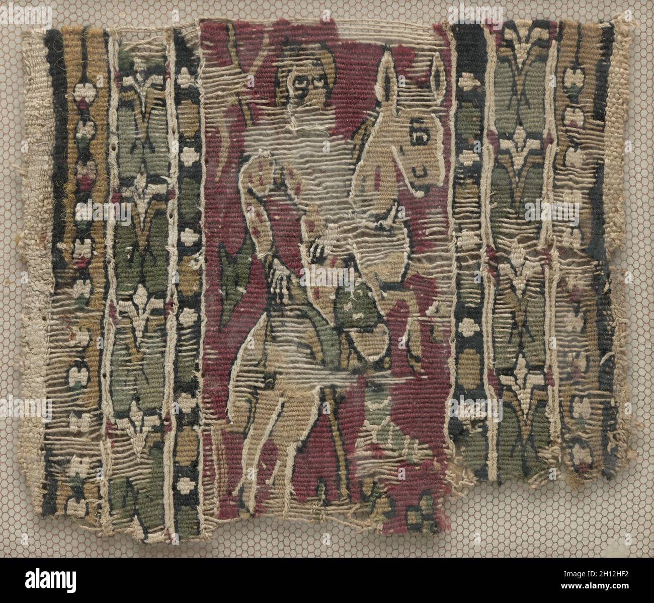 Fragmento de un Clavus con el hombre a caballo, 700s. Egipto, siglo 8. Tapiz; lino y lana; total: 11,5 x 10 cm (4 1/2 x 3 15/16). Foto de stock