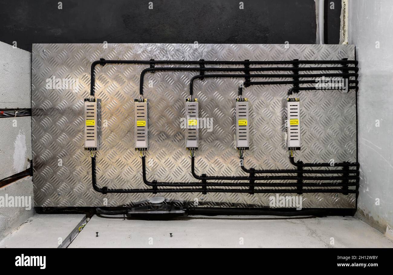 Cajas de conexiones eléctricas con tubos corrugados de plástico con cables  eléctricos en el proceso de instalación en el techo con tablones de madera.  Cerrar-u Fotografía de stock - Alamy