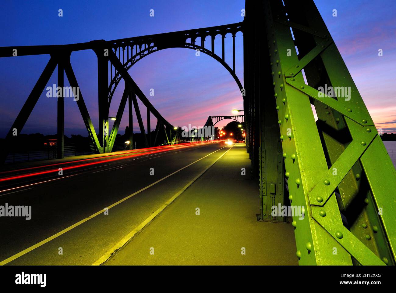 Potsdam, el puente Glinicker, el puente es un símbolo de la Guerra Fría; la frontera entre Berlín Occidental y la zona soviética secó la estructura, la caída del Muro de Berlín en noviembre de 1989, foto Kazimierz Jurewicz, Foto de stock