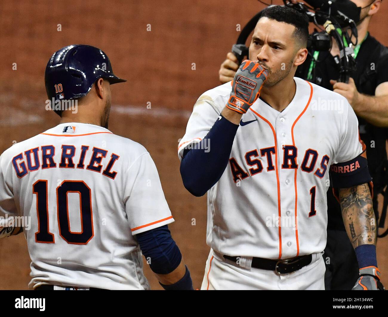 Houston, Estados Unidos. 15th Oct, 2021. El shortstop de Houston Astros  Carlos Correa celebra después de golpear una carrera en casa para poner a  los Astros por delante 4-3 en la entrada