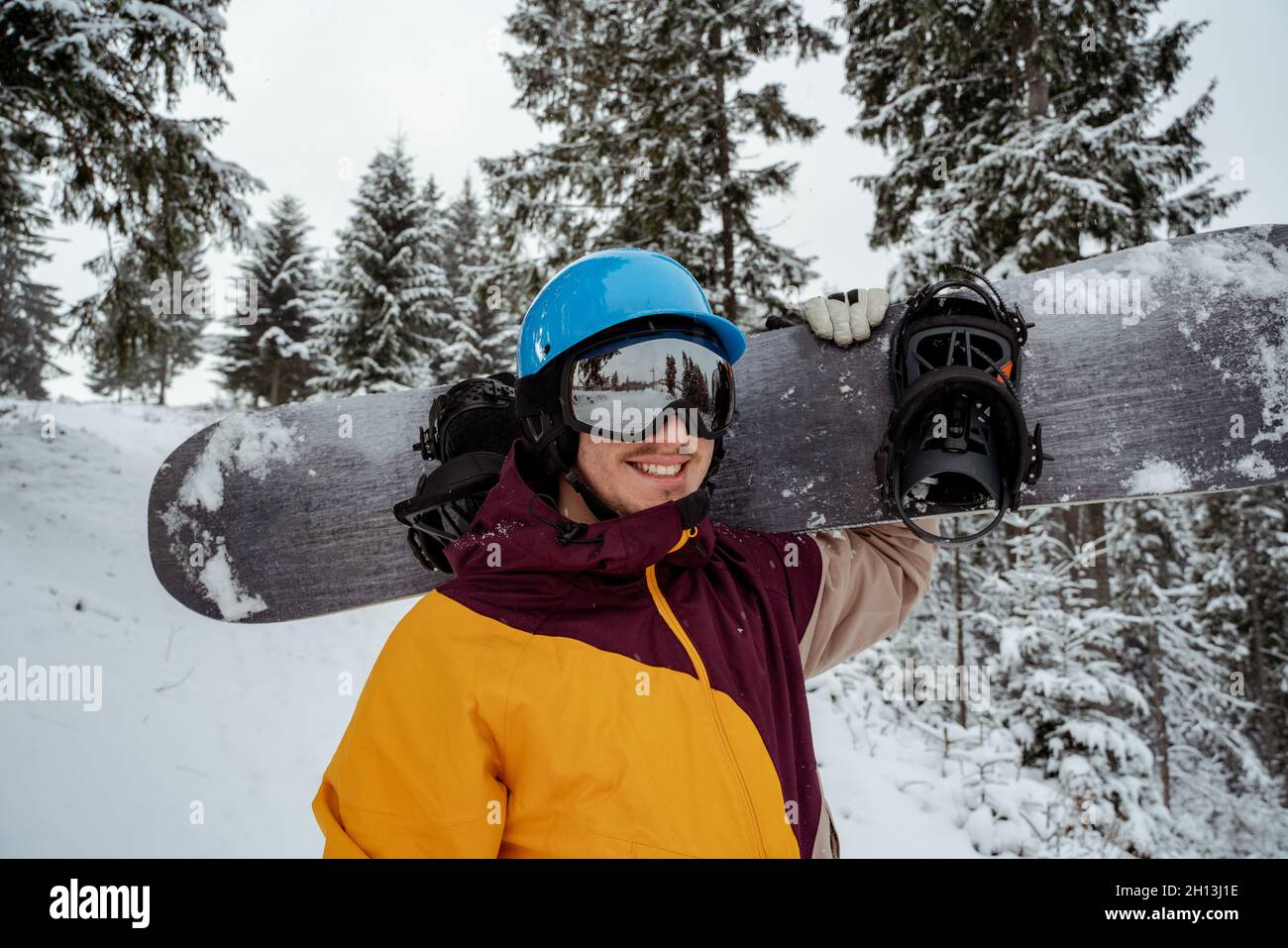 Hombre En Equipo De Esquí Con Gafas De Seguridad. Aventura Para El Deporte  Invernal. Hombre Snowboard Haciendo Senderismo En La Mo Foto de archivo -  Imagen de vacaciones, cubo: 232228420