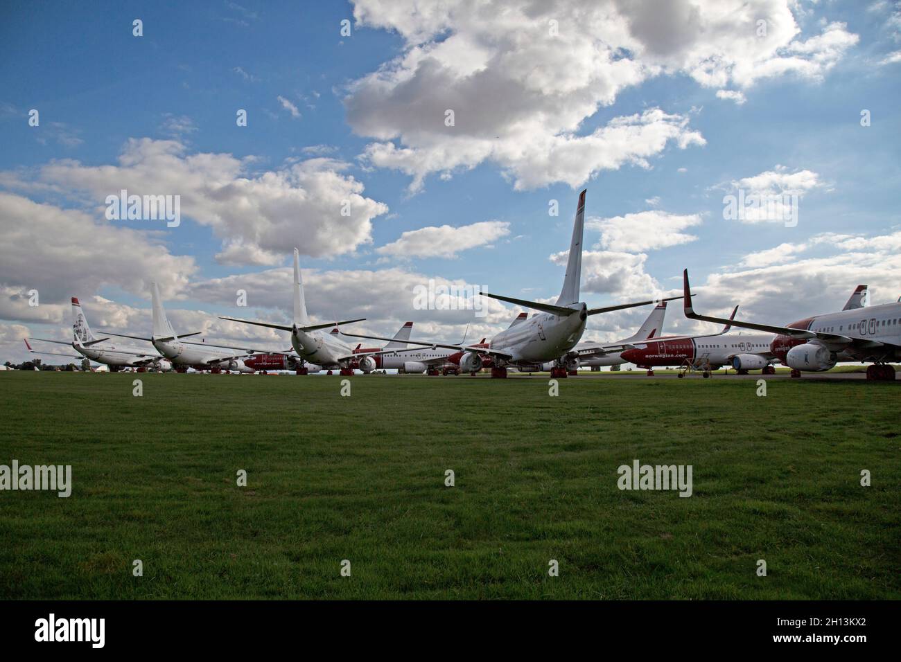 Una fila de aviones Boeing 737 almacenados en el aeropuerto de Cotswold, Inglaterra. Estos se han almacenado debido a la falta de negocio debido a la epidemia de COVID. Foto de stock