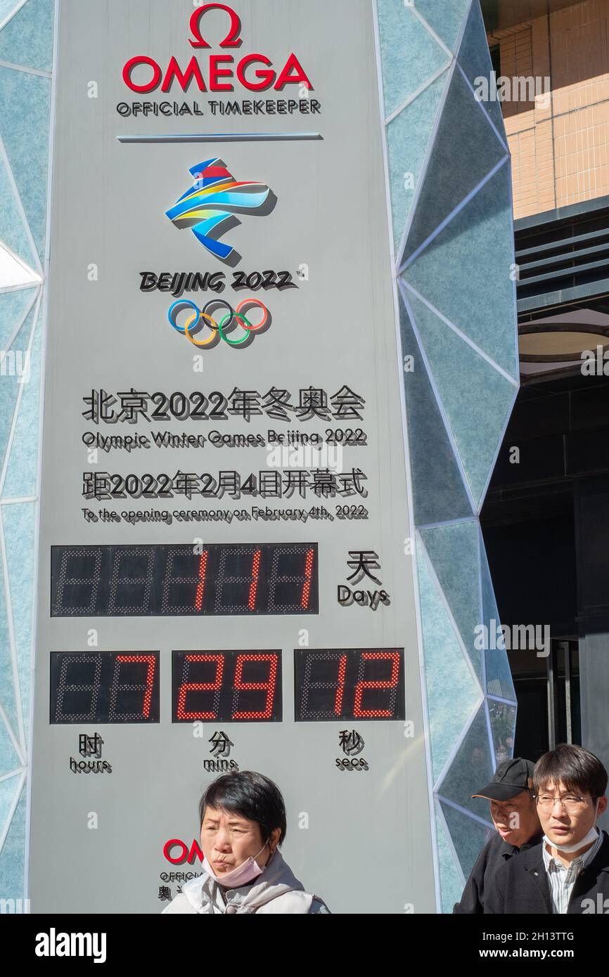 El reloj de cuenta atrás para los Juegos Olímpicos de Invierno Beijing 2022 en Beijing, China. 16-Oct-2021 Foto de stock