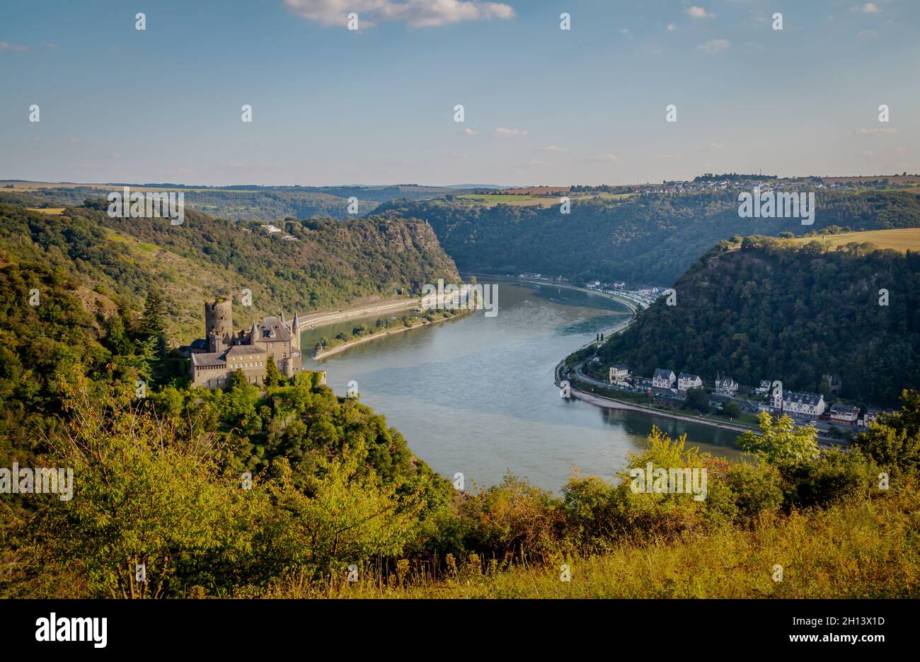 Vista del valle del Rin con el castillo de Katz y la roca Loreley en Sankt Goarshausen Viajes Alemania Lugares de cuento de hadas Foto de stock