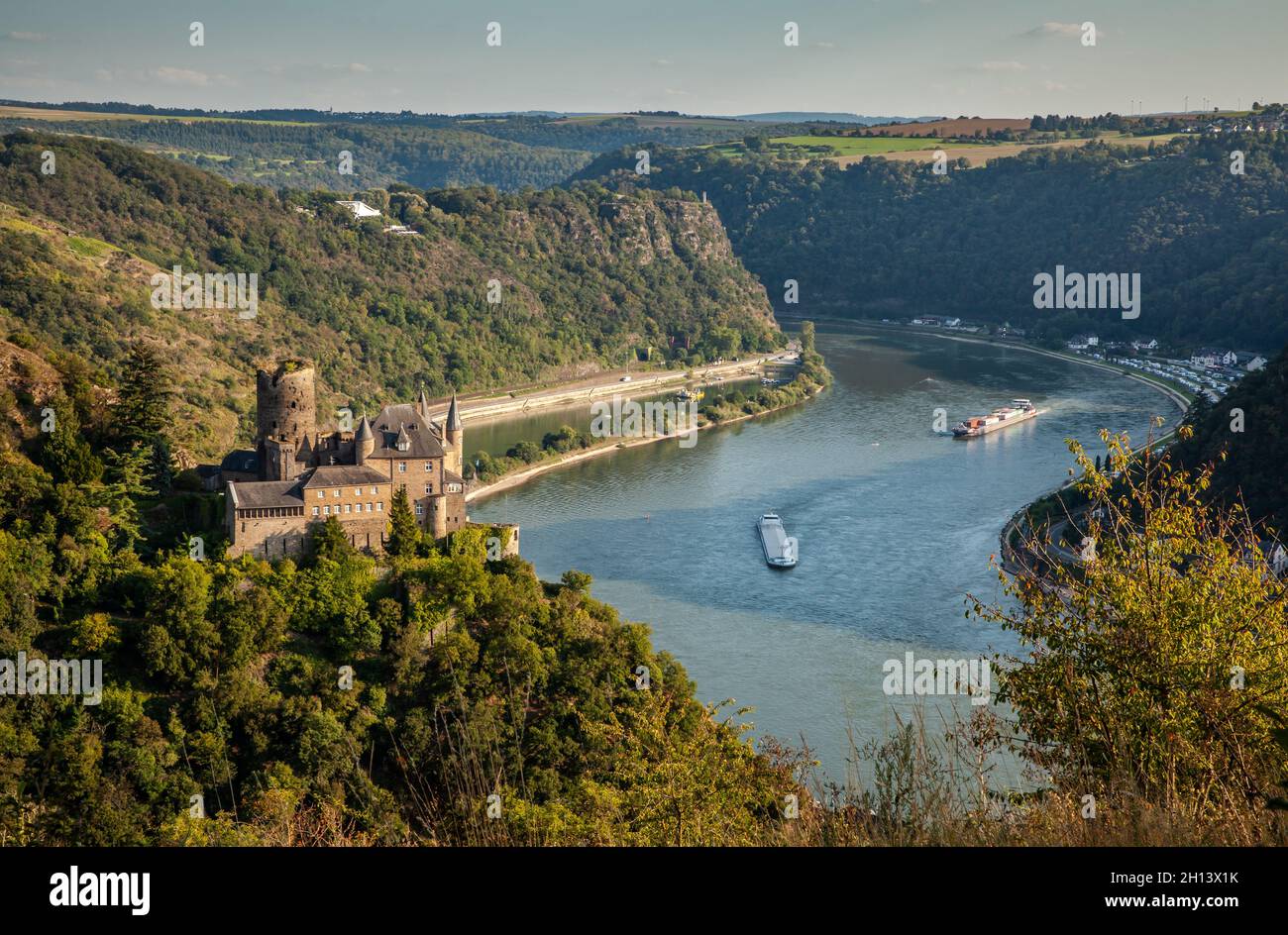 Vista del valle del Rin con el castillo de Katz y la roca Loreley en Sankt Goarshausen Viajes Alemania Lugares de cuento de hadas Foto de stock