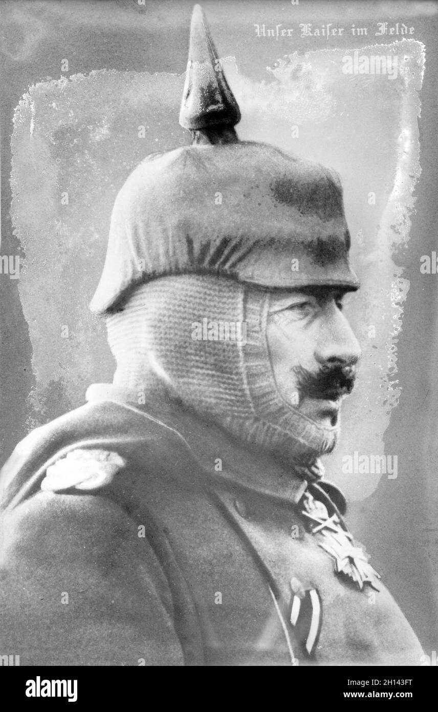 Una foto vintage del Kaiser Wilhelm II alemán en el uniforme militar alemán en el invierno usando un casco de balaclava y pickelhaube alrededor de 1915 Foto de stock