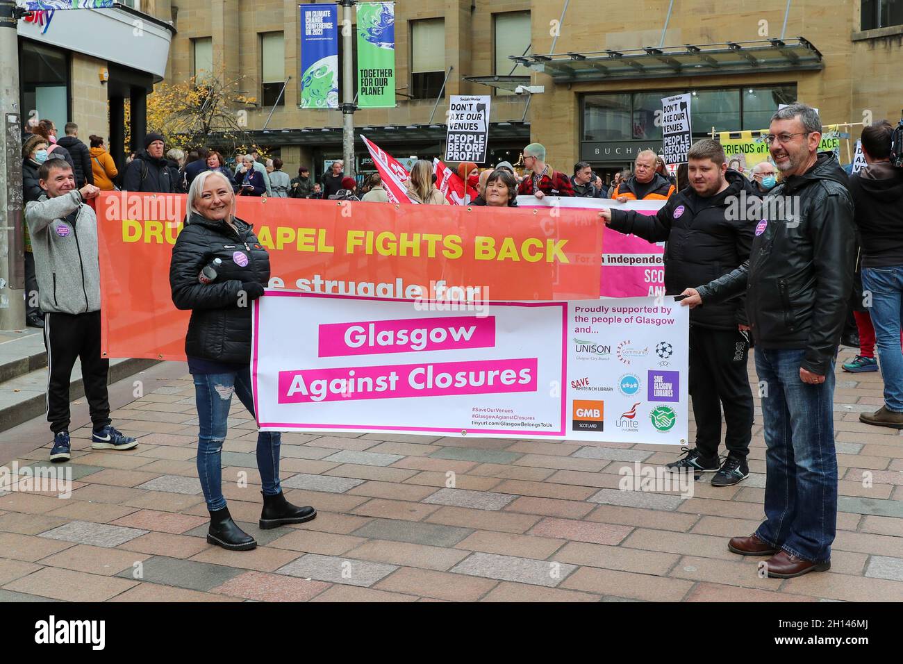 Glasgow, Reino Unido. 16th Oct, 2021. Los activistas de GLASGOW CONTRA LOS CIERRES marcharon por el centro de la ciudad de Glasgow exigiendo que todos los locales de la ciudad, incluyendo bibliotecas, museos e instalaciones deportivas, sean reabiertos después de que fueron cerrados debido a la pandemia de Covid 19. El mes pasado, GLASGOW CONTRA LOS CIERRES celebró una manifestación fuera del Parlamento escocés exigiendo la financiación adecuada para los locales. el ayuntamiento de Glasgow ha reabierto algunas de las instalaciones, pero afirma haber perdido más de £38 millones de ingresos debido a la pandemia. Crédito: Findlay/Alamy Live News Foto de stock
