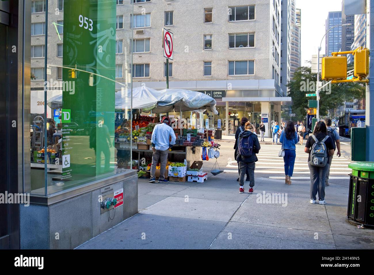 Nueva York, NY, EE.UU. - 16 de octubre de 2021: Fruit stand en la esquina de 57th St y Third Ave Foto de stock