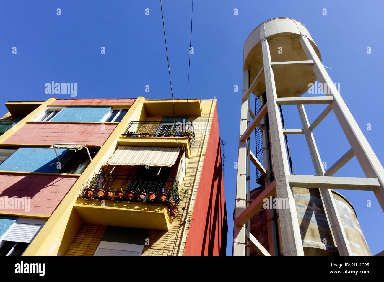 Torre de agua edificio industrial en casa de apartamentos Valencia región España Foto de stock