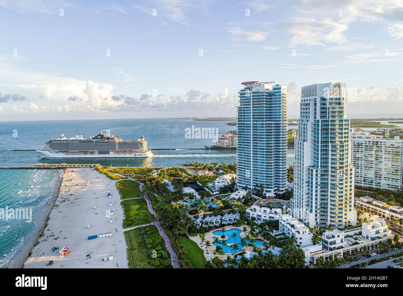 Miami Beach Florida, aérea desde la vista superior, Continuum South Beach, edificios de apartamentos de gran altura, Océano Atlántico MSC Crucero marítimo barco que sale del puerto Foto de stock
