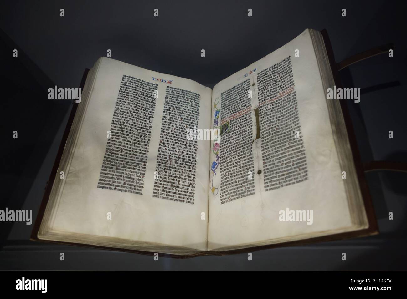 La Biblia Gutenberg, también conocida como la Biblia de 42 líneas impresa en Vellum por la imprenta y editorial alemana Johannes Gutenberg en 1454-1455, ahora propiedad de la Staatsbibliothek zu Berlin (Biblioteca Estatal de Berlín) en la exposición 'Tardío Gótico' en el Berliner Gemäldegalerie (Galería de Imágenes de Berlín) en Berlín, Alemania. Foto de stock