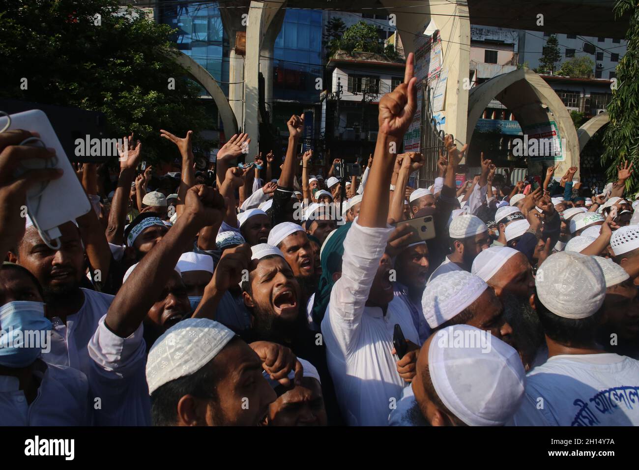 Dhaka, Bangladesh. 16th Oct, 2021. Activistas de Islami Andolan Bangladesh, un partido político islamista, participaron en una protesta por el desmoramiento del santo corán en Cumilla, en Dhaka, Bangladesh, el 16 de octubre de 2021. (Imagen de crédito: © Md. Rakibul Hasan/ZUMA Press Wire) Foto de stock