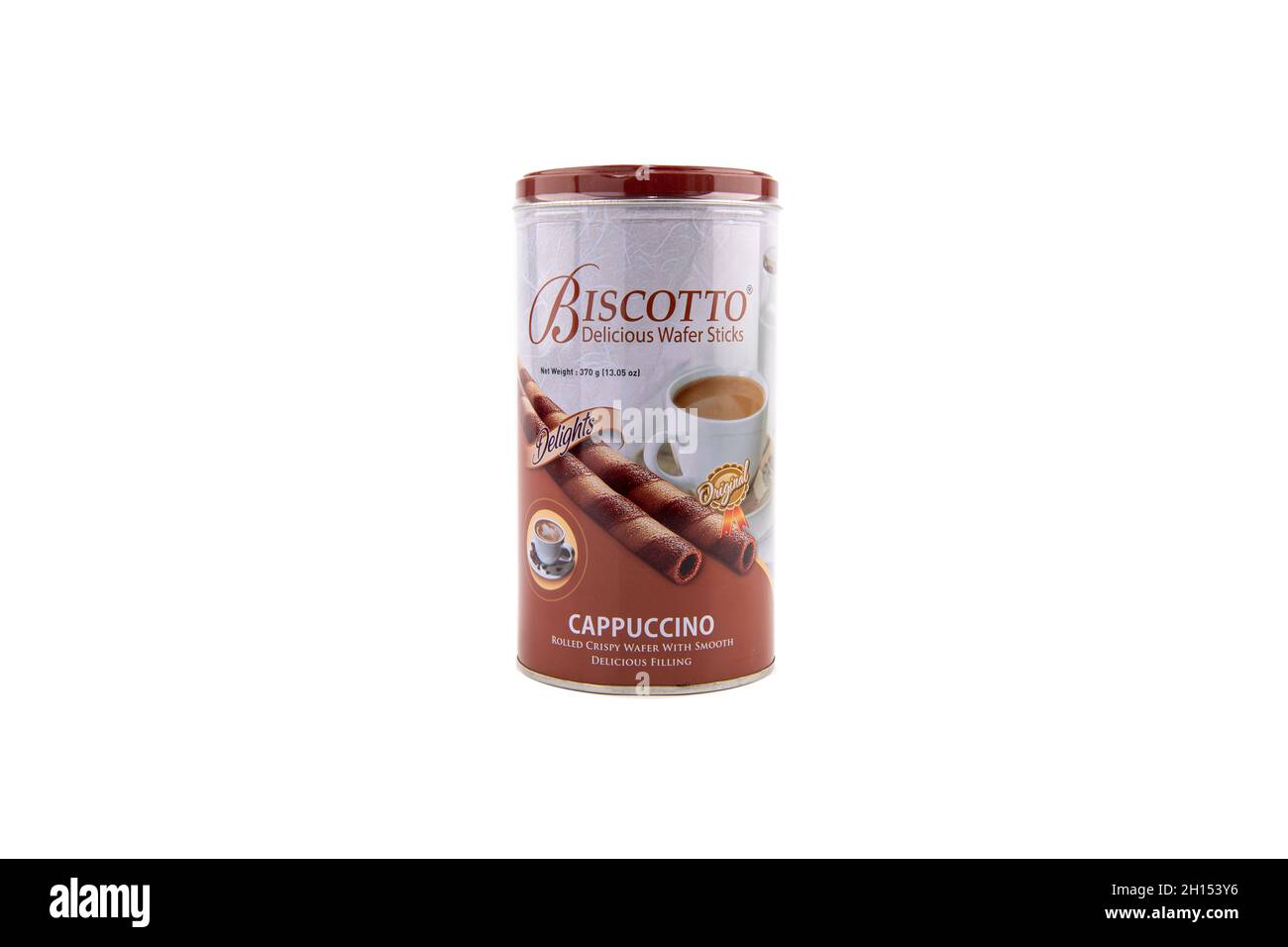 Biscotto Delicious Wafer Sticks Cappuccino 370gm Tin sobre fondo blanco Foto de stock