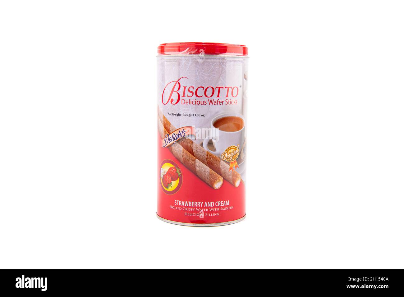 Biscotto Delicious Wafer Sticks fresa y crema 370gm Tin sobre fondo blanco Foto de stock