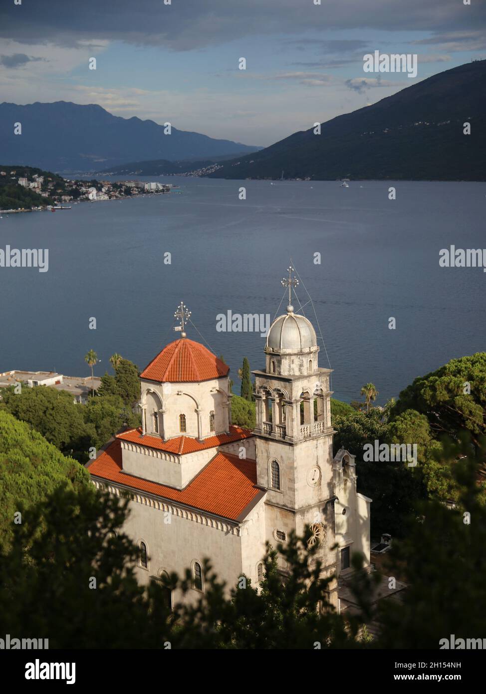 Monasterio ortodoxo Savina en Herceg Novi, Montenegro. Foto de stock