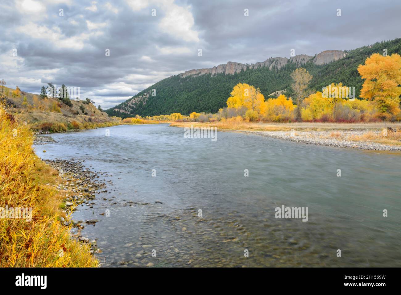 Colores de otoño y acantilados a lo largo del río Clark Fork cerca de Drummond, Montana Foto de stock