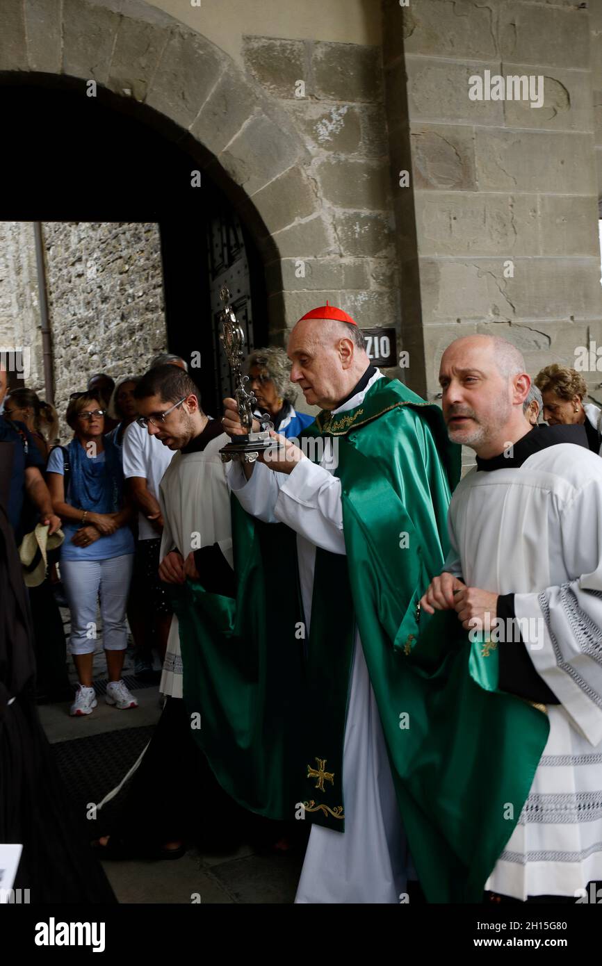 Italia Toscana Santuario La Verna - procesión del Corpus saliendo de la iglesia y yendo al corredor de los estigmas Cardenal Angelo Comastri Foto de stock