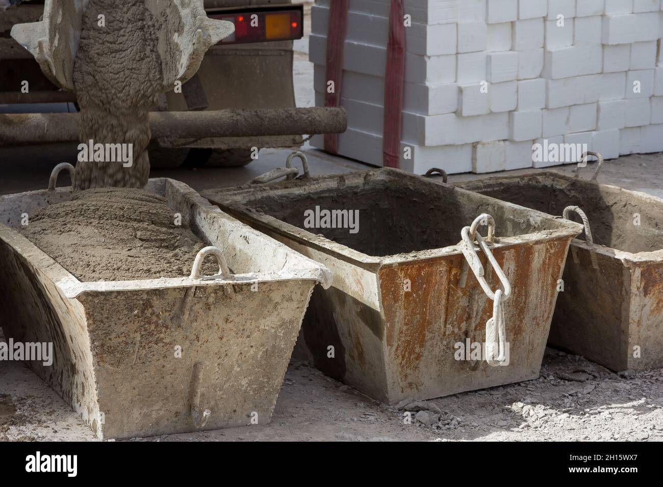 Mortero de cemento en tanques de construcción. Mortero de cemento para  ladrillo Fotografía de stock - Alamy
