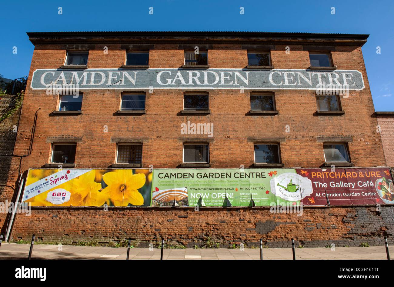 El letrero del Camden Garden Center está pintado en el antiguo edificio de ladrillo del barrio londinense de Camden, Inglaterra, Reino Unido Foto de stock