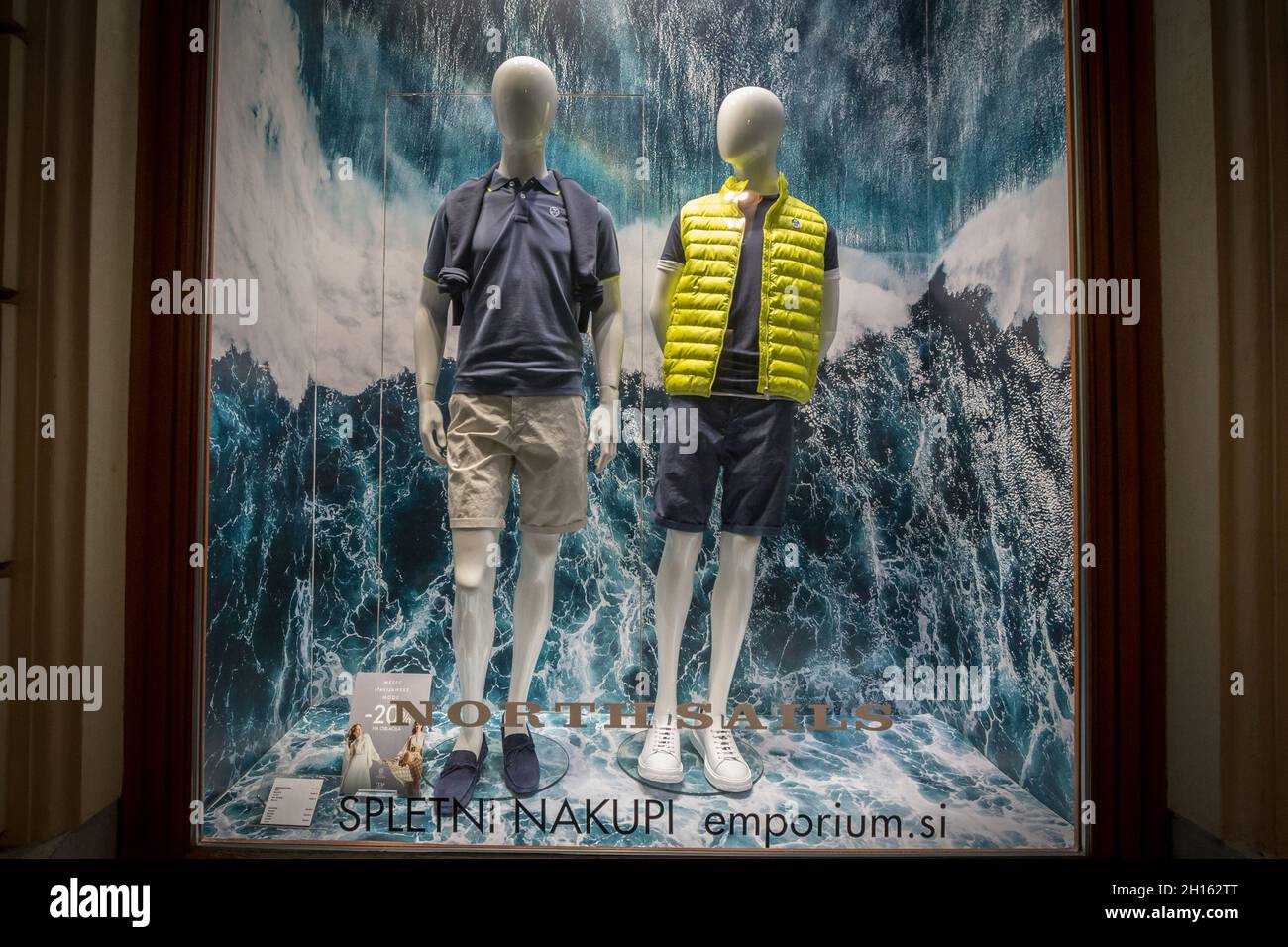 LJUBLJANA, ESLOVENIA - 14 DE JUNIO de 2021: Ropa de North Sails en su  minorista para Ljubljana. North Sails en un marinero internacional y una  moda Fotografía de stock - Alamy