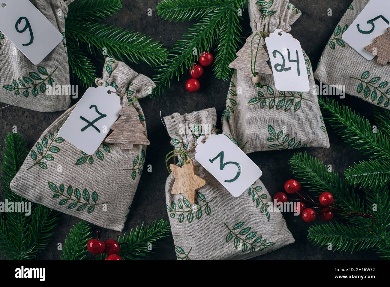 Calendario de Adviento de Navidad para niños. Bolsas ecológicas de tela con  regalos para niños. Cero residuos de Navidad. Concepto de bricolaje,  regalos artesanales Fotografía de stock - Alamy