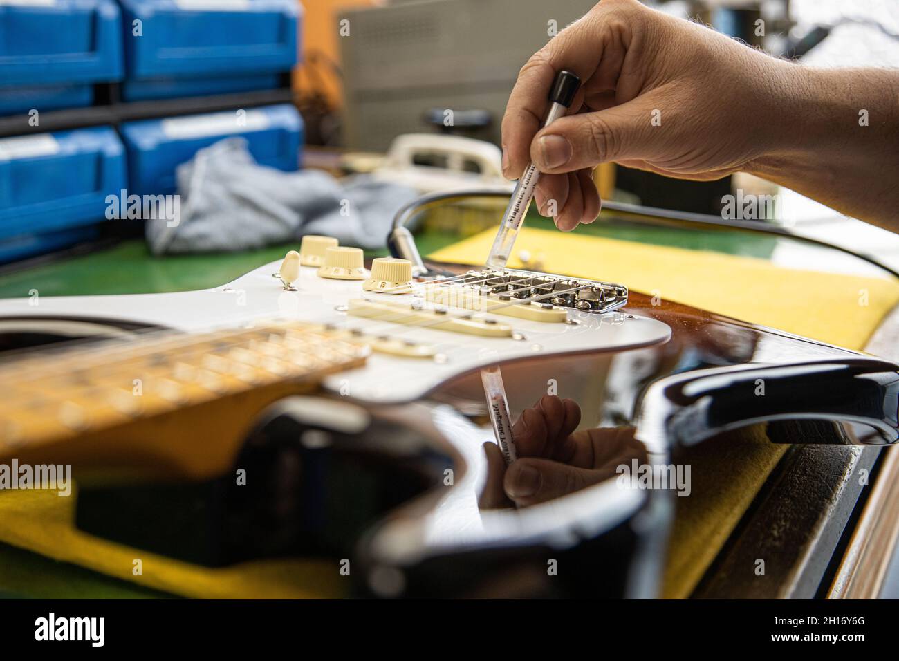 Reparacion de guitarra electrica fotografías e imágenes de alta resolución  - Alamy