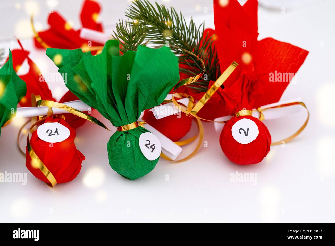 Afilar despierta comerciante pequeños regalos sorpresas calendario de adviento para los niños. Feliz  espera y preparación Navidad y año nuevo Fotografía de stock - Alamy