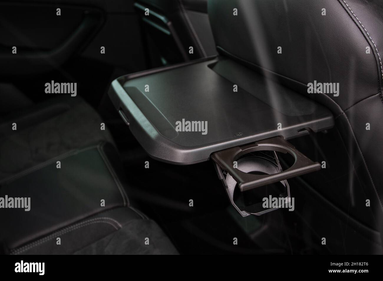 Mesa plegable para coche en el interior de un coche moderno. Mesa plegable  en la parte trasera del asiento delantero Fotografía de stock - Alamy