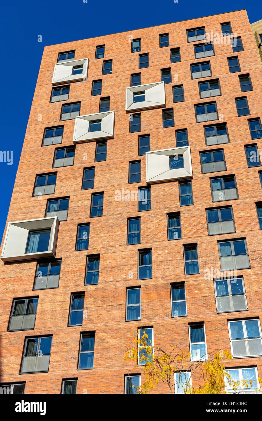 Bloque de apartamentos en la urbanización Kampus, Manchester, Inglaterra, Reino Unido. Arco: Meccanoo 2021 Foto de stock