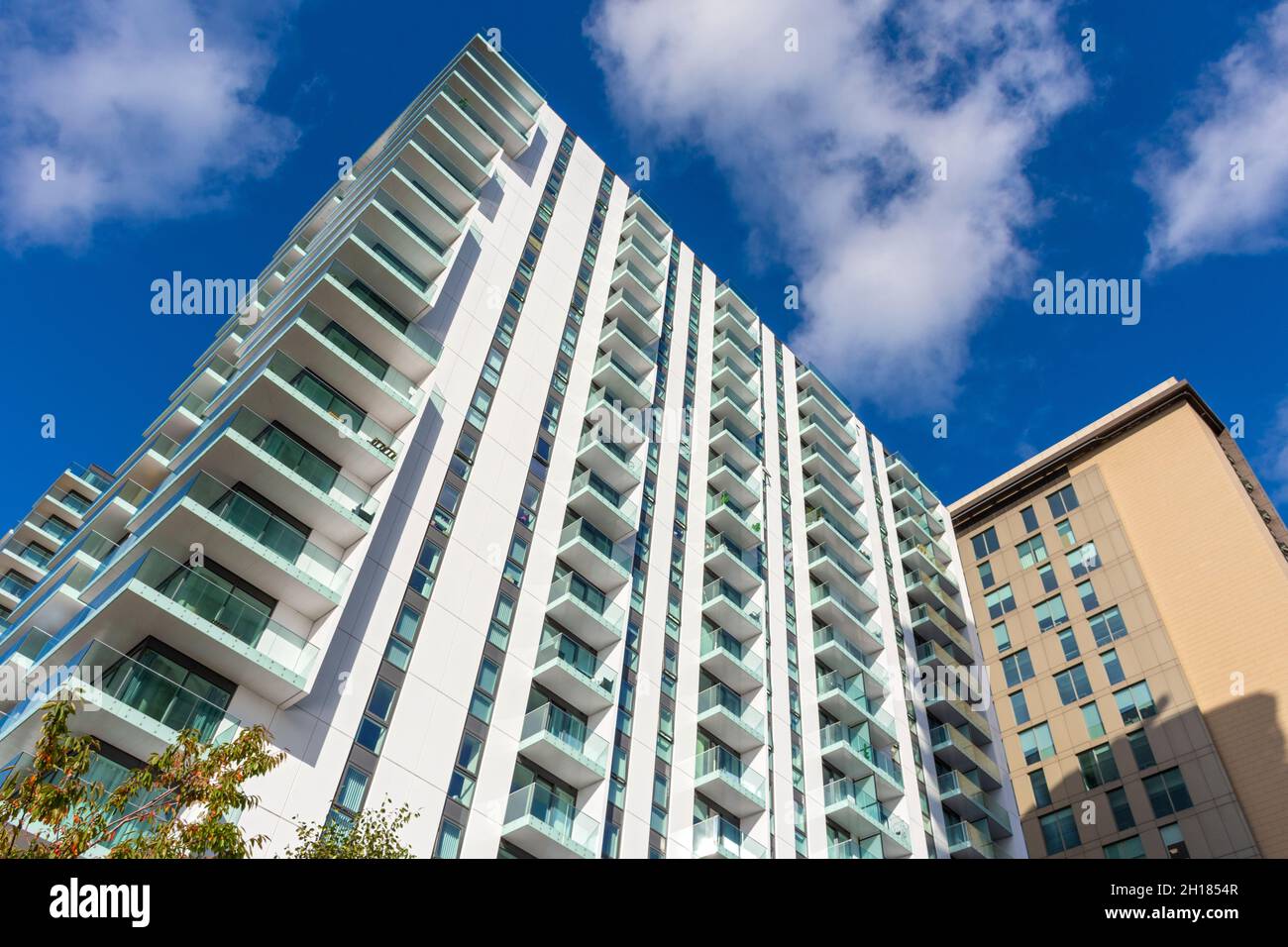 Uno de los bloques de apartamentos Lightbox, MediaCityUK, Salford Quays, Manchester, Inglaterra, REINO UNIDO Foto de stock
