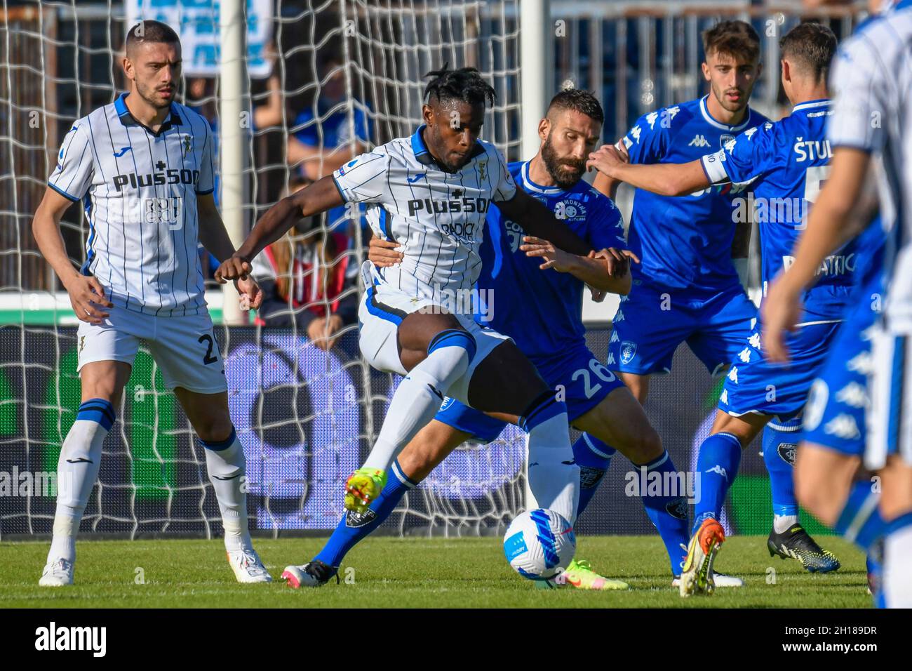 Duvan Zapata (Atalanta) contra Lorenzo Tonelli (Empoli) durante Empoli FC  vs Atalanta BC, fútbol italiano Serie A en Empoli, Italia, octubre de 17  2021 Fotografía de stock - Alamy