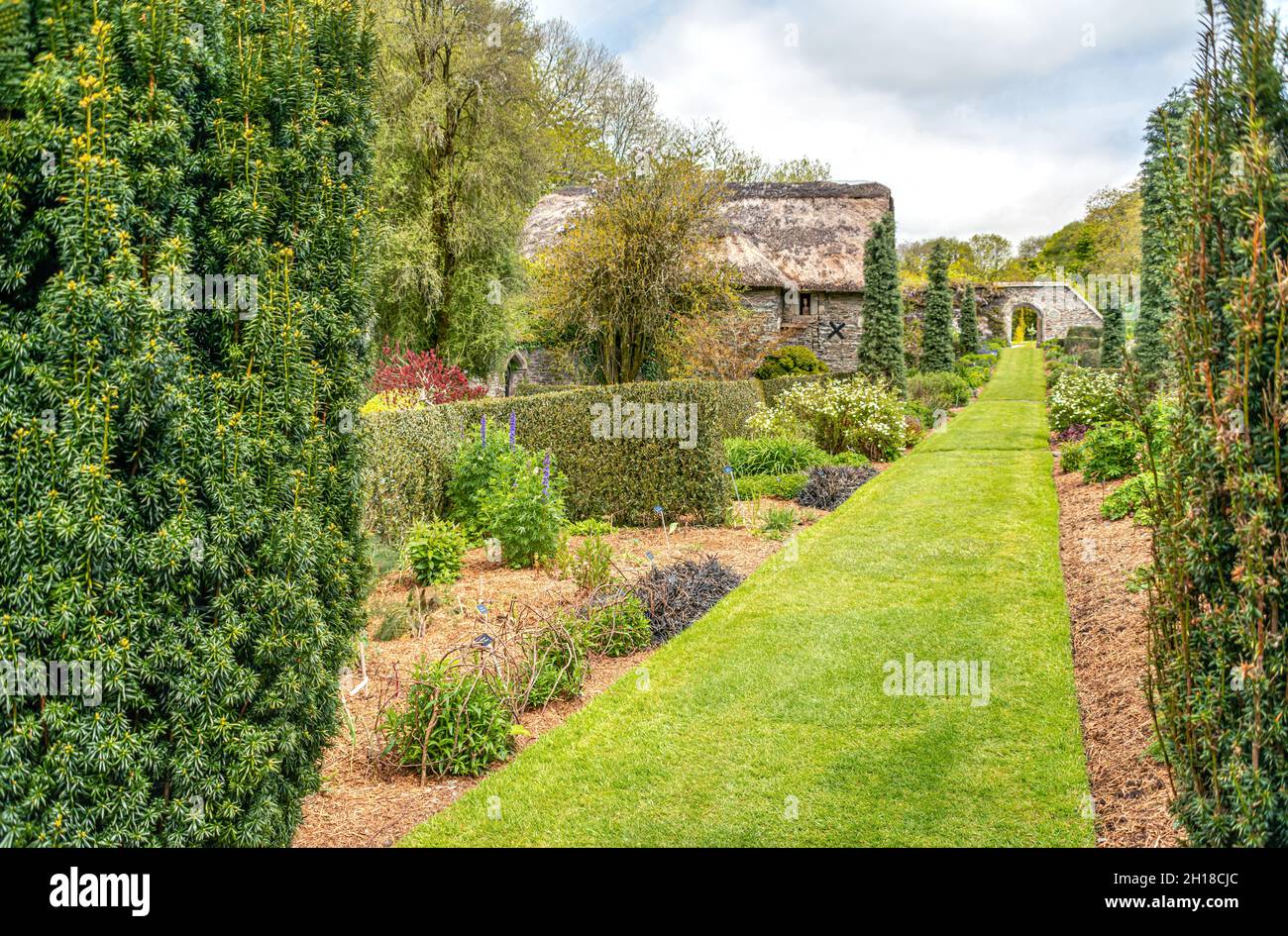 En la terraza inferior Fortescue Walled Garden, el jardín de la casa, Yelverton, Devon, Inglaterra Foto de stock
