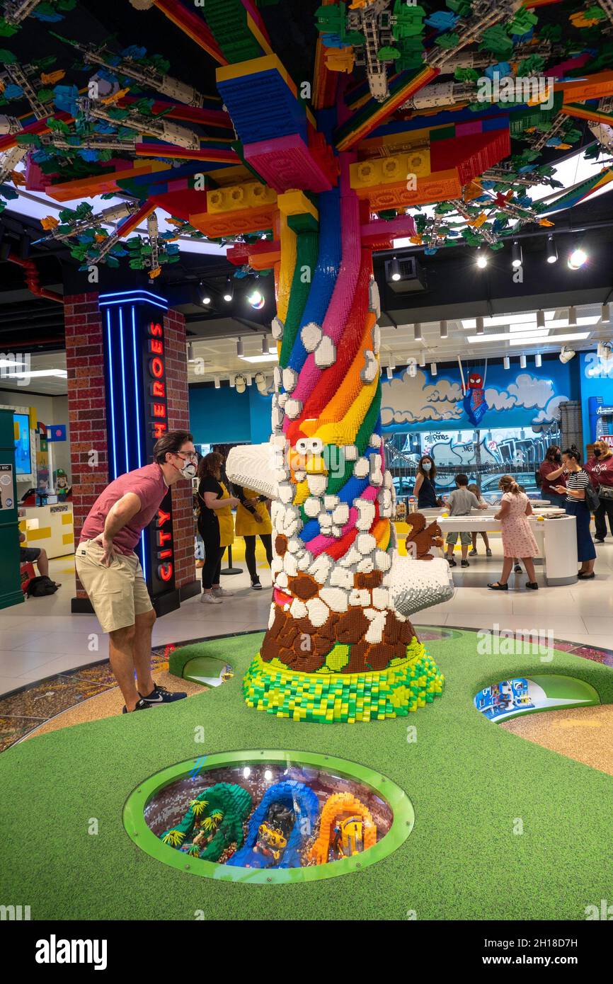 Tienda de juguetes LEGO, Rockefeller Center, 2021, Nueva York, Estados  Unidos Fotografía de stock - Alamy