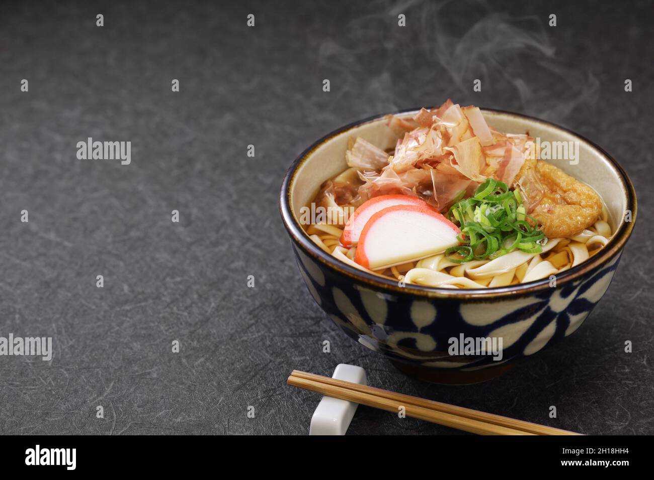 Kishimen, plato de fideos de udon tipo plano, comida japonesa de nagoya Foto de stock