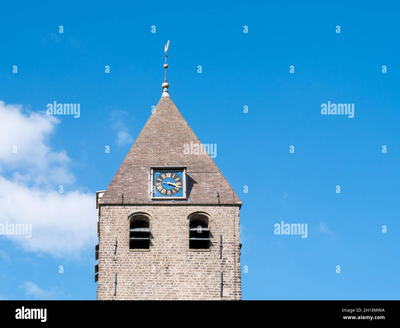 Iglesia torre de San Agathachch en el pueblo de Oudega, Alde Feanen, Frisia, Países Bajos Foto de stock