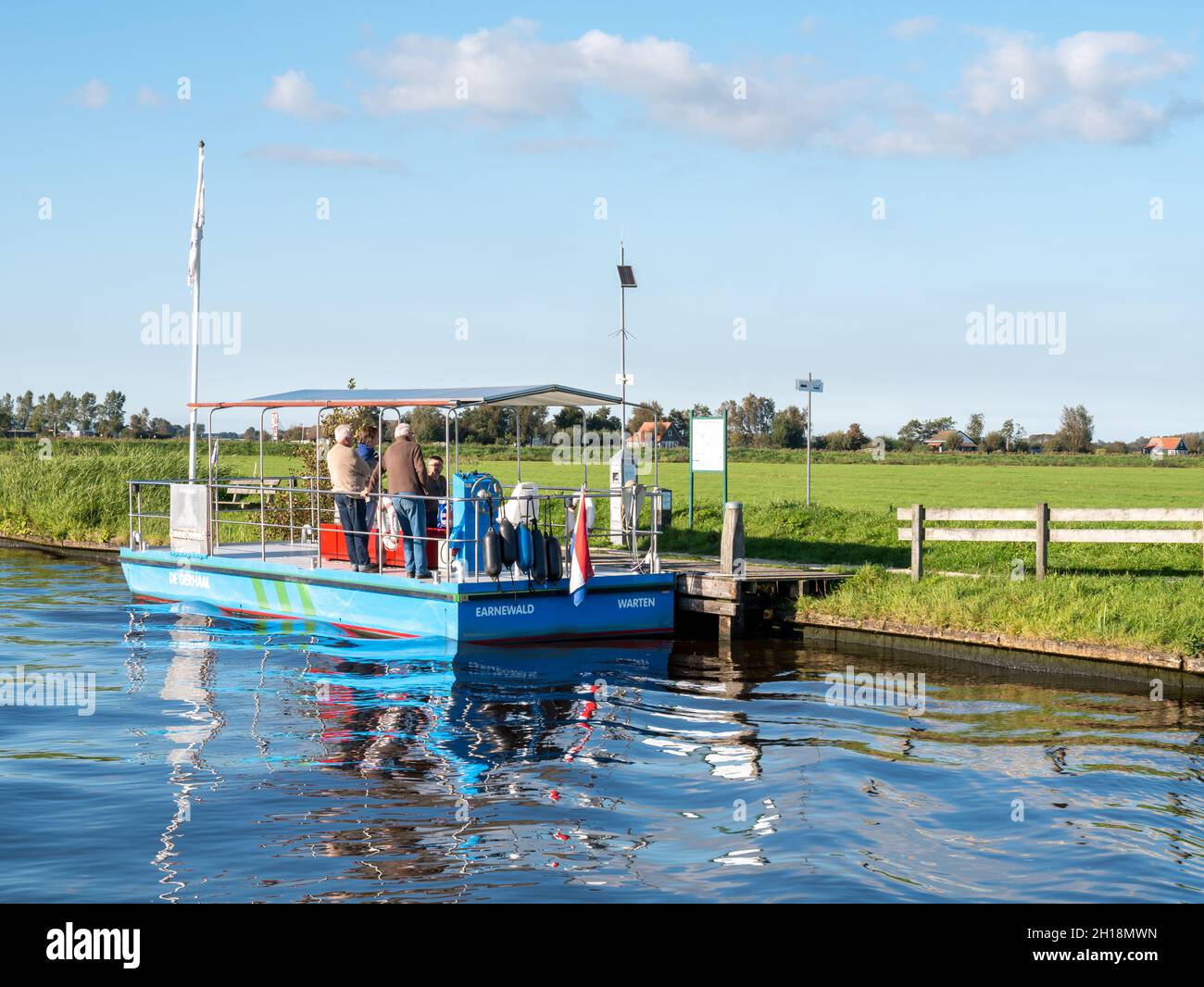 Ferry de pie de energía solar desde Earnewald a Warten en el parque nacional Alde Feanen, Friesland, Países Bajos Foto de stock