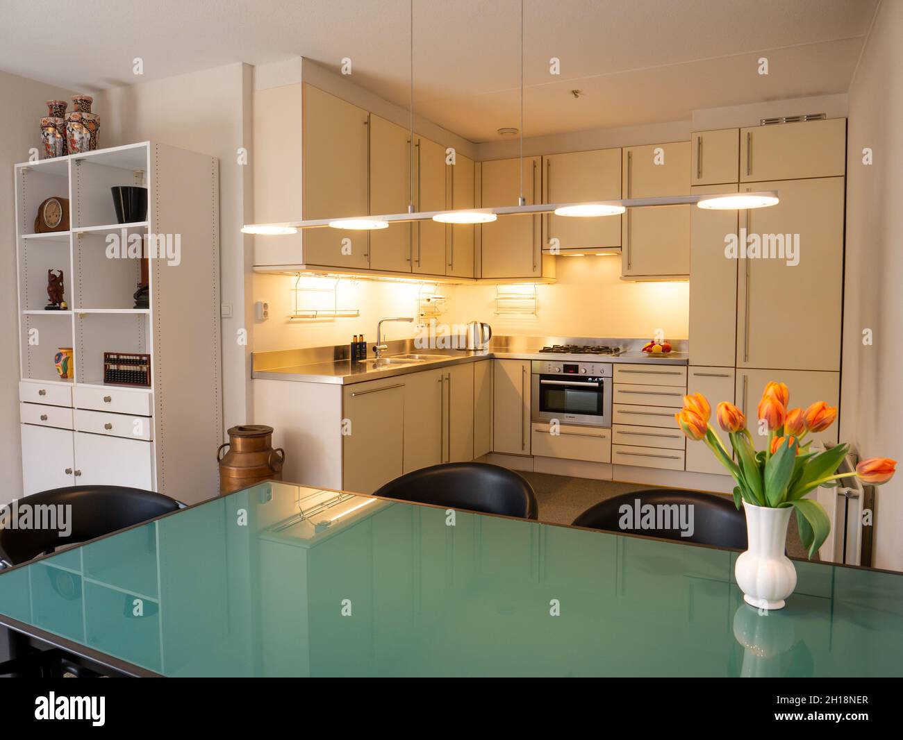 Casa moderna de planta abierta cocina comedor comedor con mesa de comedor y sillas, Países Bajos Foto de stock