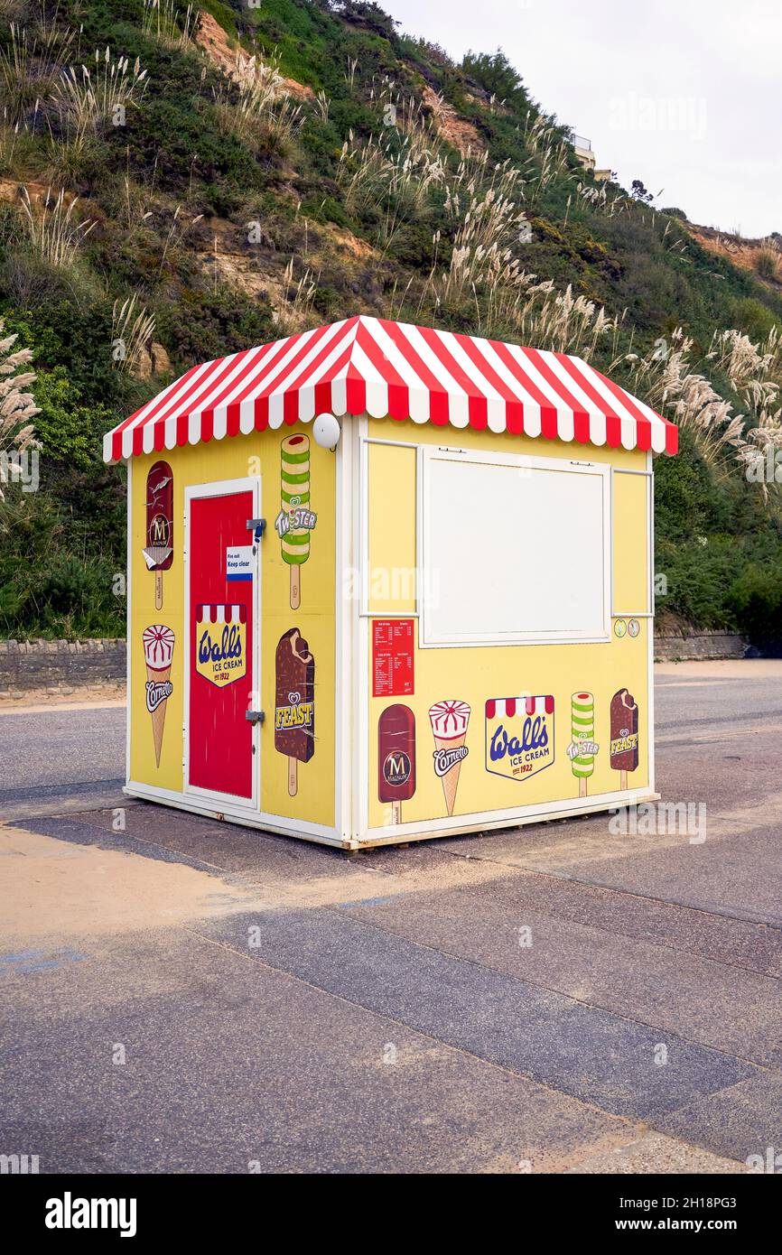 Kiosco de venta de helados de playa especializado en productos de paredes Foto de stock