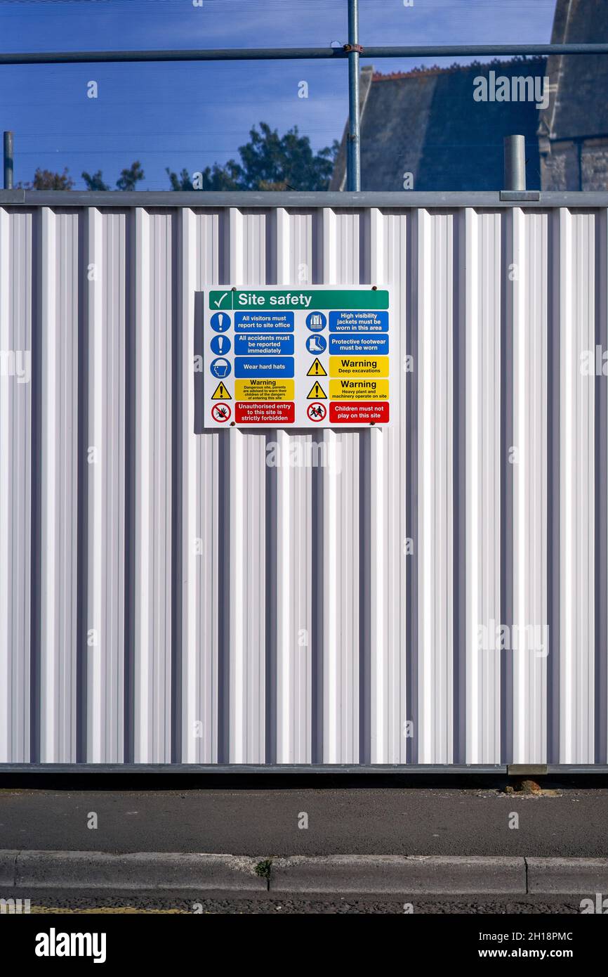 Aviso de seguridad en el lugar de construcción en la valla gris del panel Foto de stock