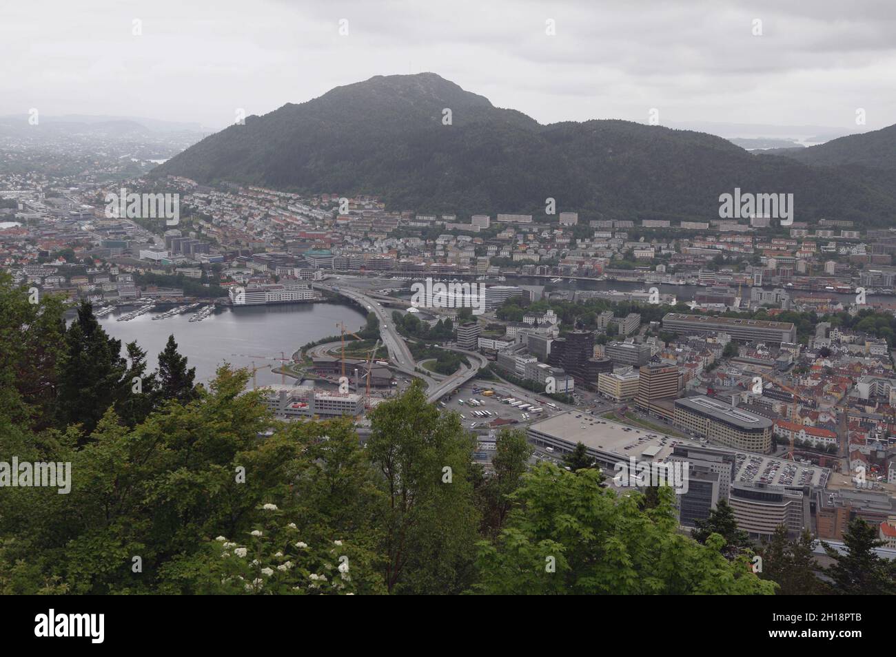 Montañas, ciudad y bahía en Puddefjord. Bergen, Noruega Foto de stock